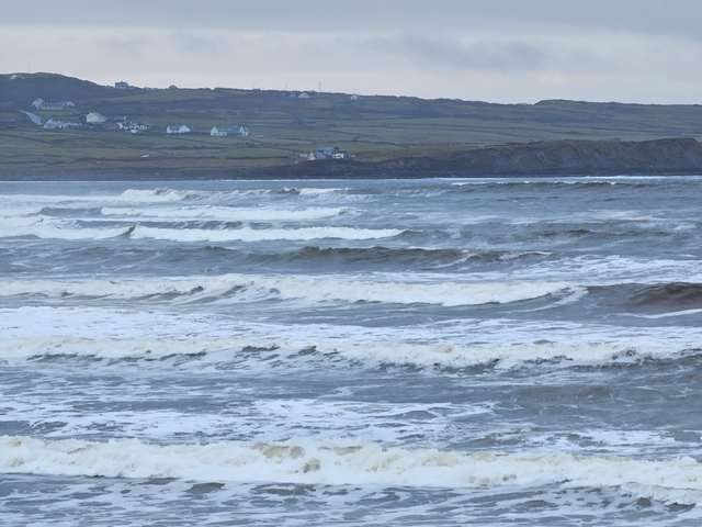 solid 4 foot waves on the reefs with no surfers